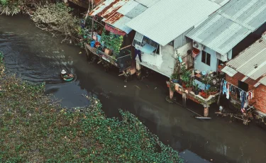 Тәжікстанда жер сілкінісінен 100-ге жуық үй қирап, бір бала көз жұмды