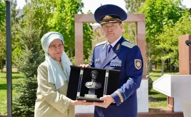 Герой Советского Союза: Бауыржану Момышулы установили мемориальную доску в Жуалы