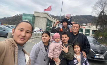 Евротур по-казахски: алматинец с 6 детьми добрался до Парижа на авто