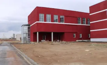 Затянувшаяся стройка: в пригороде Актобе учащимся приходится учится в других школах