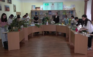 Фестиваль тюльпанов в Алматы: мероприятие собрало тысячи школьников мегаполиса