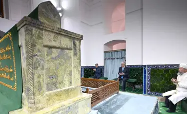 Екі ел басшылара Қожа Ахмет Ясауи кесенесіне зиярат етті
