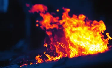 Пожар на складе в Алматы: спасатели работают по повышенному рангу