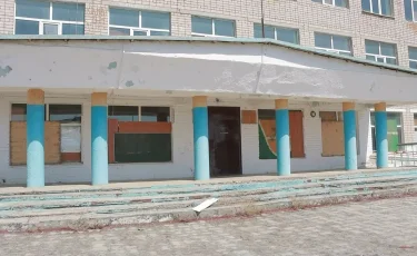 Мектеп сүрілсін: Атырауда апатты деп танылған білім ордасында балалар жарақат алған