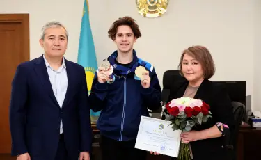 Михаила Шайдорова поздравили в акимате Алматы с серебром на чемпионате мира