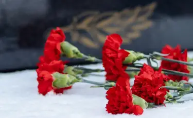 Светлая память: в Астане возложили цветы к памятнику Каныша Сатпаева