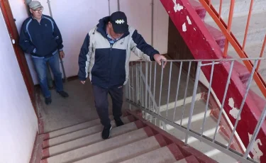 Без лифта: в Актобе подъемные механизмы в многоэтажках отработали свой срок