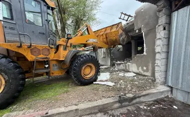 Двухэтажное здание сносят в Алматы по решению суда