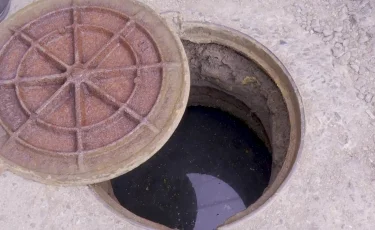 Атырауда тұрғындар нәжіс иісіне тұншығып отыр