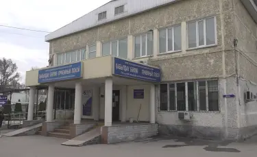 Он үш күн ессіз жатты: көршісін өлермен күйге түсіріп, анасының алдына тастап кеткен