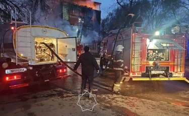 В Алматы тушат пожар в административном здании