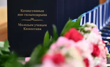 Ақордада жас ғалымдар Мемлекет басшысының қолынан пәтер сертификатын алды