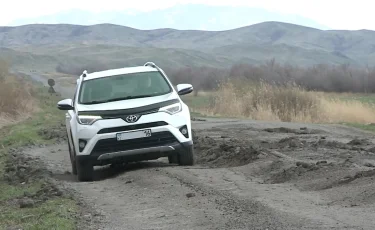 В ВКО талые воды размыли единственную дорогу к селу Алмасай