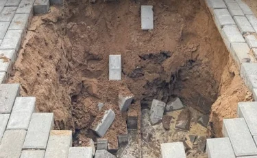 Тротуар с "сюрпризом": девушка в Астане провалилась под землю