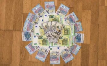 Курс доллара и евро в обменниках Алматы 15 мая 2025