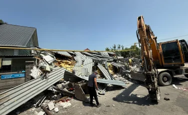 Алматыда тағы бір заңсыз көлік жуу орны бұзылды