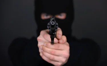 В Актау неизвестные выстрелили в школьника из пневматического оружия