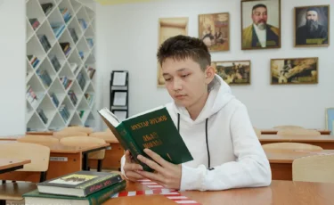 Оқуға құштар мектеп: Түркістан облысында мектеп кітапханалары жаңа кітап қорымен толықтырылды