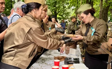 В День Победы – солдатская каша и памятные значки от военного вуза Минобороны