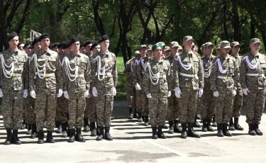 Жас сарбаз: колледж студенттері арасында әскери-патриоттық шеруі өтті