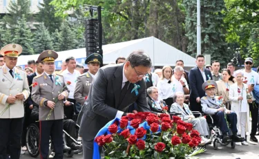 Алматы әкімі Мәңгілік алауға гүл шоғын қою рәсіміне қатысты