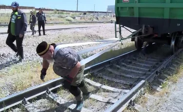 Қазақстан рекорды жаңарды: шымкенттік тұрғын 120 тонналық пойыз вагондарын сүйреді