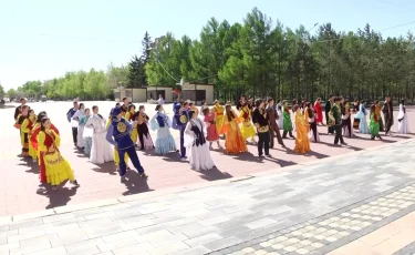 Танец дружбы: в Костанае студенты исполнили знаменитый "Кара жорга"