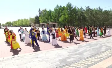 Танец дружбы: в Костанае студенты исполнили знаменитый "Кара жорга"
