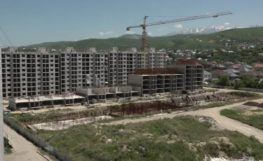 Баспана дауы: үлескерлер тоқтап қалған тұрғын үй құрлысына алаңдап отыр