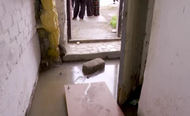 Кәріз суына батып қалдық: атыраулықтар үйіне кіре алмай әлек