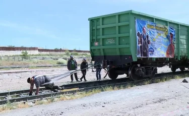 В Шымкенте 52-летний мужчина сдвинул с места 5 вагонов и установил национальный рекорд