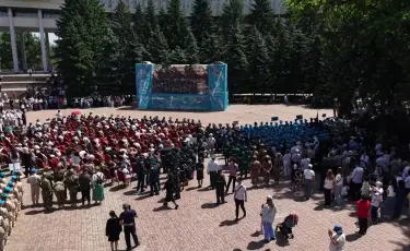 Отан қорғаушы күні: Алматыда 300 оқушының қатысуымен парад өтті