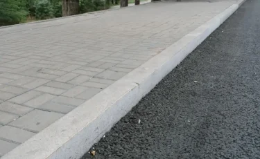 В Алматы заменят только поврежденные бордюры при ремонте дорог