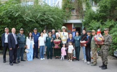 Алматыда ұландықтар 90 жастағы тыл ардагеріне құрмет көрсетті