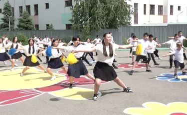 Алматыда мектеп оқушылары таңғы жаттығуға қатысты