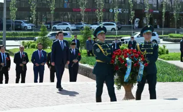 Ерлан Қошанов Бауыржан Момышұлының ескерткішіне гүл шоғын қойды