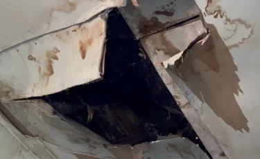 Сәтбаевта тұрғын үйдің шатыры опырылып, азаматтар үйіндінің астында қалды