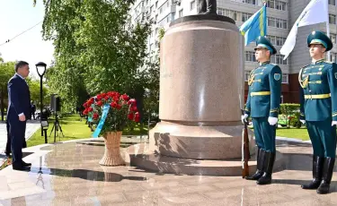 Олжас Бектенов Талғат Бигелдиновтің ескерткішіне гүл шоғын қойды