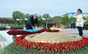 Президент «Отан Ана» монументіне гүл шоғын қойды