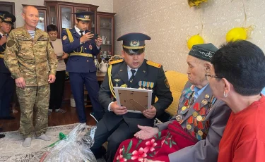Военнослужащие поздравили фронтовика Танирбергена Толганбаева
