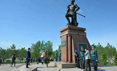 Председатель мажилиса возложил цветы к памятнику Бауыржану Момышулы