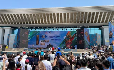 Алматыда Абай алаңында кімдер өнер көрсетті