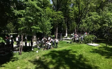 Алматыда ардагерлерге аллея ашу бастамасы әншілер қатысқан эконауқанға ұласты