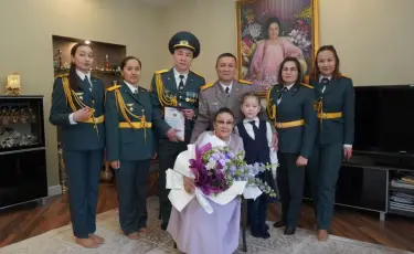 В Алматы военнослужащие поздравили Бибигуль Тулегенову с 80-летием Победы