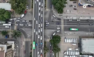 Продолжается обновление проспекта Райымбека