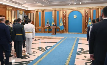 Глава государства принял участие в церемонии вручения госнаград, высших воинских и специальных званий, классных чинов