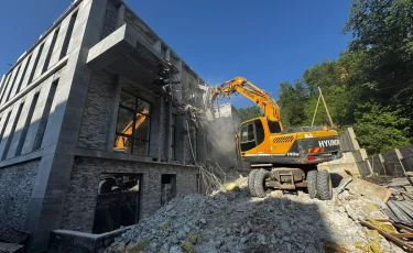 В Бостандыкском районе Алматы продолжается снос сразу двух незаконных объектов