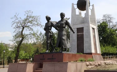 В Алматы прошло патриотическое мероприятие «Өніп тұр бір қызыл гүл таста тірі»