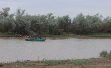 В Атырау идут поиски упавшего в реку 17-летнего подростка