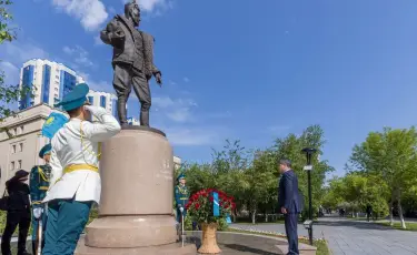 Олжас Бектенов возложил цветы к памятнику легендарному казахстанскому летчику Талгату Бегельдинову